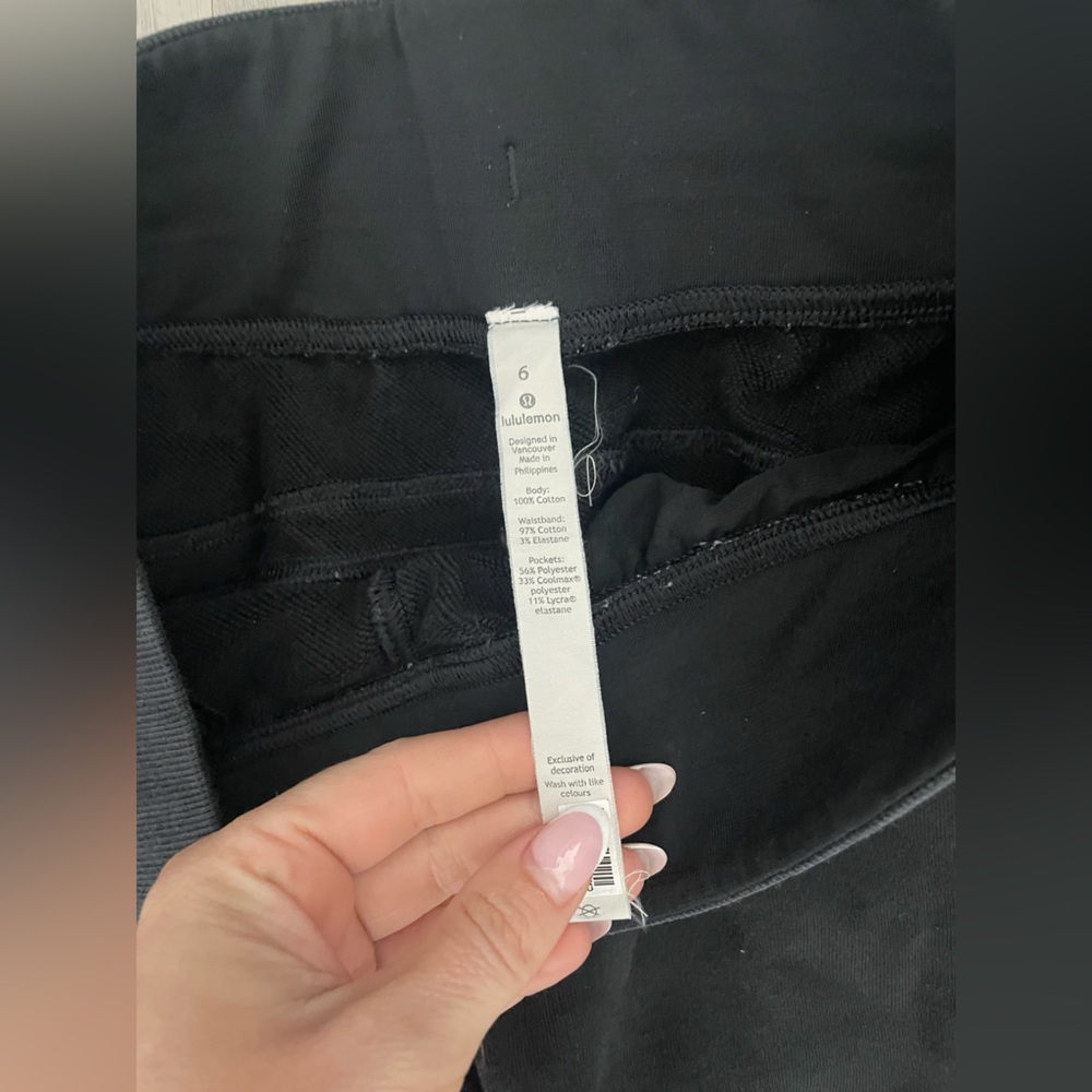 Lululemon black cuffed bottom joggers, size 6 - Picture 4 of 5